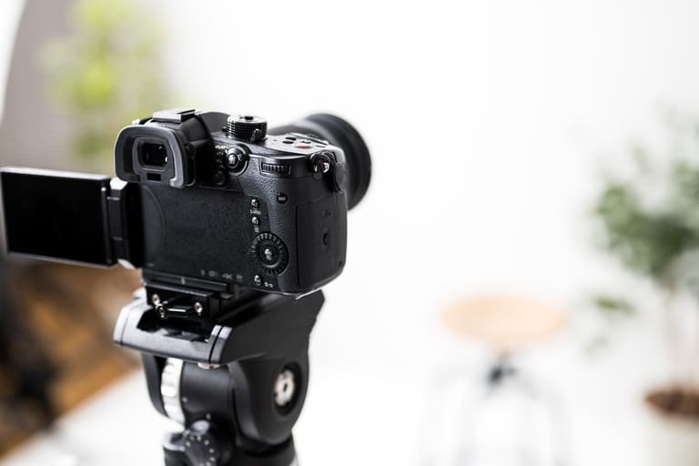 タレント起用費用の相場はいくら？芸能人の出演費用や契約時の注意点も解説