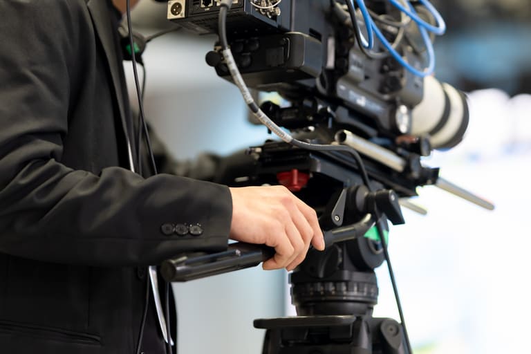 サントリー起用タレント一覧|商品別CM出演者の事例も含めてご紹介